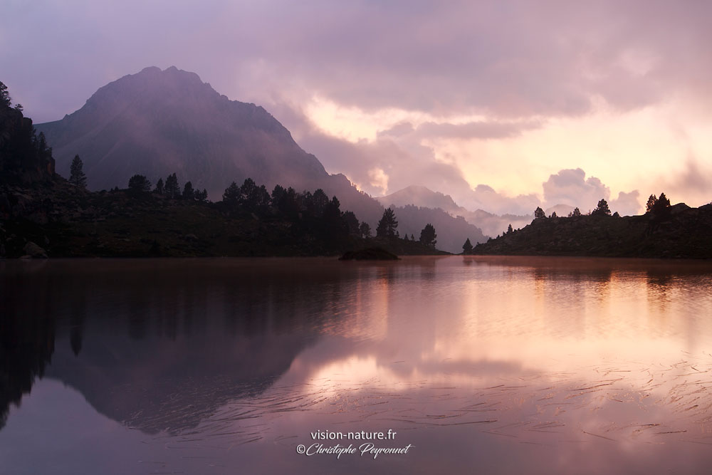 Lumières du couchant sur le lac de Tracens – Pyrénées